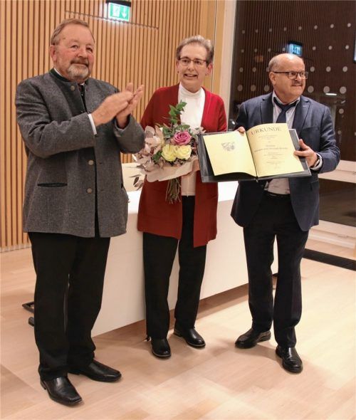 Applaus für ein soziales Vorzeigeehepaar: Der stellvertretende Landrat Josef Huber mit dem Ehepaar Margot und Christoph Wunder. Foto re
