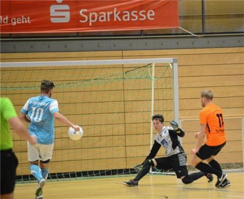 Auch am zweiten Vorrundenspieltag hoffen die Zuschauer wieder auf viele Tore. Hier traf der Ostermünchner Peter Niedermeier gegen Breitbrunn. Foto  Ruprecht