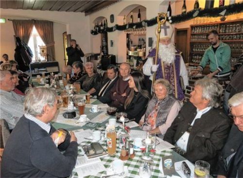 Auch der Nikolaus in Gestalt von Altbürgermeister Franz Heinritzi kam zur Weihnachtsfeier der Schlesier. Foto  Baumann