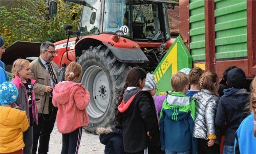 Auch die Arbeitsgeräte am Bauernhof, wie etwa die Traktoren und Erntemaschinen, begeisterten die Kinder bei der Landwirtschaftswoche der Grundschule Flintsbach. Foto Thomae