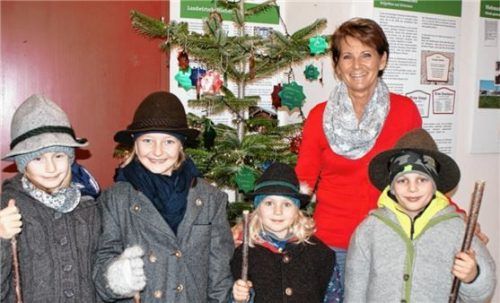 Auch die Klöpfelkinder besuchten bei ihrem Rundgang den Wunschbaum und versprachen Initiatorin Uschi Geiger einen Großteil ihrer Einnahmen. Foto vom Dorp