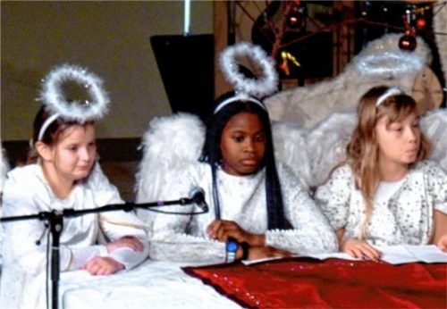 Auch Engerl schauten beim „Weihnachtsspektakel“ der Realschule am letzten Schultag vorbei.Foto  Fischer