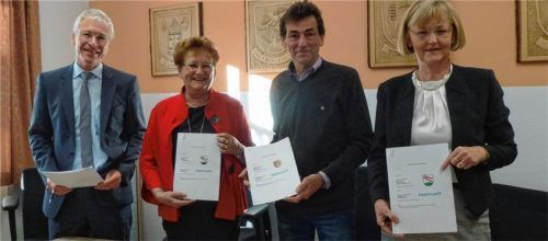 Auch in den nächsten 20 Jahren Partner (von links): Armin Irlbeck vom Bayernwerk, Bürgermeisterin Irmgard Wagner, Bürgermeister Siegfried Schickl und Ursula Jekelius vom Bayernwerk.Foto VG Oberbergkirchen