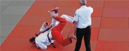 Auch spektakuläre Würfe waren zu sehen, hier bei einer Begegnung aus Fürstenfeldbruck gegen Gars.Foto Lunghammer