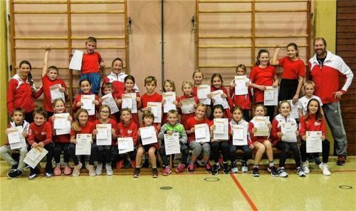 Auch viele Kinder stellten sich der Herausforderung: Die erfolgreichen Kinder der Leichtathletikabteilung des TSV 1860 Mühldorf mit ihren nachgereichten Urkunden sowie den Trainerinnen Barbara Zwirner, Alice Geringer und Bernhard Schmid.Foto Ebner