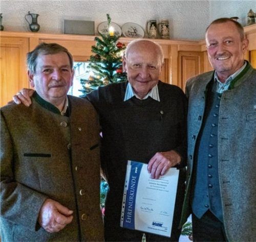 Auf 30 Jahre Mitgliedschaft im VdK-Ortsverband Wössen blickt Johann Bachmann (Bildmitte) zurück. Dazu gratulieren (links) der Ortsvorsitzende Josef Kurz-Hörterer und Klaus Krank, Beisitzer im Kreisverband. Foto Flug