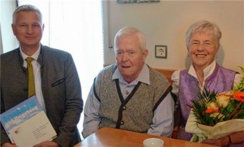 Auf 50 glückliche Ehejahre schauen Christa und Isidor Niedermaier zurück. Bürgermeister Richard Richter gratulierte dem Jubelpaar auch mit einem Bruckmühl-Buch. Foto  Ahrens