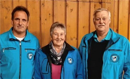 Auf dem Stockerl: (von links) Hans Raig, Maria Neudecker und Abteilungsleiter Hans Lindner.Foto  red