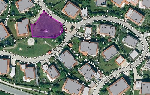 Auf der lila eingefärbten Fläche soll der provisorische Parkplatz entstehen . Durch den Ausbau des ursprünglich im Bebauungsplan vorgesehenen Durchgangs zwischen den Anwesen soll eine kurze Anbindung geschaffen werden.Foto re