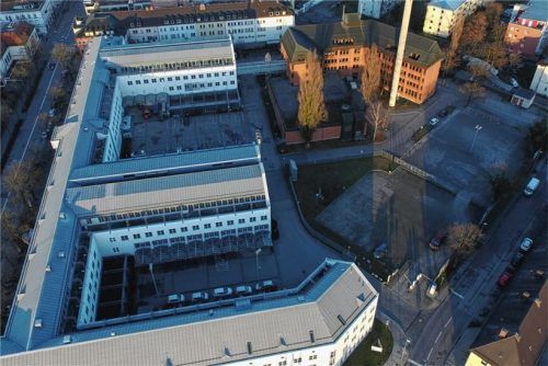 Auf der Parkfläche im rechten Teil des Bildes soll das neue Gebäude entlang der Anton-Kathrein-Straße entstehen.Foto ziegler