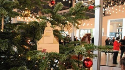 Auf die ausliegenden Glocken rund um den Christbaum können bei der SPD-Aktion die Wünsche geschrieben werden. Foto  hoffemann