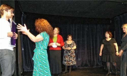 Auf Hochtouren laufen die Proben zur Neuauflage der Komödie „Die Kalender Girls“ unter der Leitung von Regisseur Gerhard Brusche.Foto müller