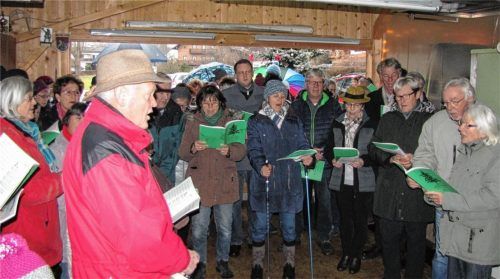 Aufgrund der schlechten Witterung mussten die Teilnehmer am „Weihnachtslieder selber singen“ in den Inventar-Stadl des Mietrachinger Stopselclubs ausweichen. Foto  Hecht