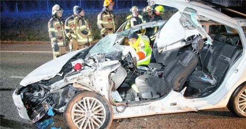 Aufgrund eines Unfalls auf der Autobahn hatte sich bei Erharting ein Rückstau gebildet. Den hatte ein 31-jähriger Waldkraiburger offensichtlich zu spät erkannt. Er raste in einen Kleintransporter und verstarb noch an der Unfallstelle.Fotos Eß/fib