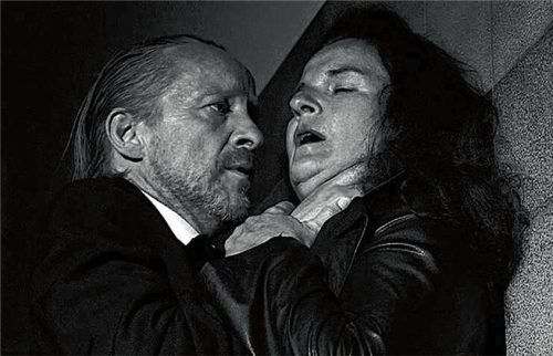 Auftragsmörder Oliver Schnitt (Hilmar Henjes) zeigt seiner Chefin Madame Fossoyeur (Susan Hecker), wie es ist, Todesangst zu erleiden. Foto  Peter Ludwig