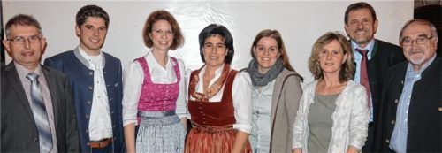 Aus beiden Kreisverbänden setzt sich der neue Vorstand zusammen (von links): Hans-Jörg Steinberger (Vorsitzender), Thomas Stadler, Kassiererin Bettina Schönhuber, Lucia Niedermaier, Sabrina Maier, die neue Mitgliederverwalterin Rosemarie Schweiger und der neue Geschäftsführer sowie Schul- und Behördenleiter Josef Kobler (AELF) und Schriftführer Josef Wallner. Foto Becker