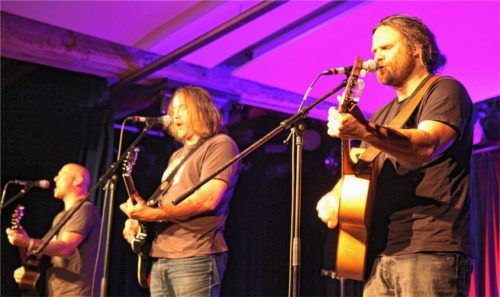Aus dem Leben gegriffen, albern und doch mit einer Botschaft: Michael Dietmayr, Roland Hefter und Stephan Keller (von links) bei ihrem Auftritt. In Jeans und T-Shirt reden und singen sie über Unsagbares.Fotos Von Ahn