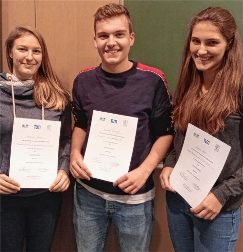 Ausgezeichnet: (von links) Rebecca Kopf, Johannes Kronast und Elena Zeller vom Ignaz-Günther-Gymnasium in Rosenheim.Foto re