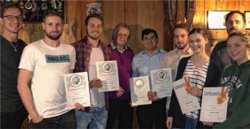 Ausgezeichnete Mitglieder: von links Thomas Mittermaier, Josef Manstetter, Florian Mittermaier, Peter Heindl, Georg Lackmaier, Patrick Feulner, Johanna Hörth, Franz Mußner und Christina Roß. Foto  schillmaier