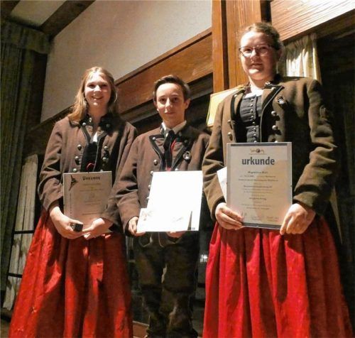Ausgezeichnete Musikanten: Cäcilia Haunholder erhielt das Leistungsabzeichen in Gold mit Auszeichnung, Johannes Weiß und Magdalena Kurz (rechts) das bronzene Abzeichen des Bezirksmusikbundes Ober- und Niederbayern.Foto re