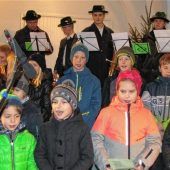 Ergreifendes „Stille Nacht“ erklingt aus allen Kehlen