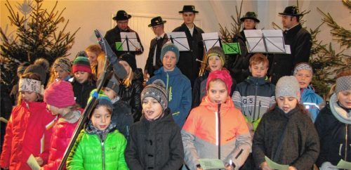 Auswendig und mit frischen Stimmen sang der Willinger Kinderchor Adventslieder. Fotos  Hecht
