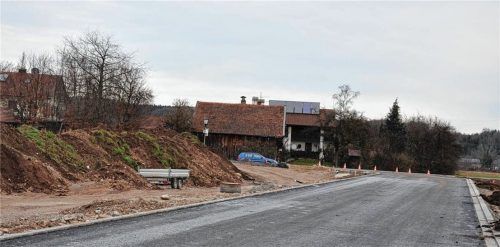 Bald fertiggestellt ist die „Fritz-Krause-Straße“ im neuen, 10000 Quadratmeter großen Gewerbegebiet „Weidach V“. Mittlerweile steht dort auch schon eine große Lagerhalle.Foto merk