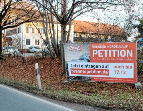Banner machen auch an der Staatsstraße vor dem Gasthof zur Post auf die Petition aufmerksam: Aufgrund eines Server-Problems konnten sich die Bürger einen Tag lang nicht online eintragen, deshalb wurde die Frist verlängert – vom 17. auf den 18. Dezember. Foto Riediger