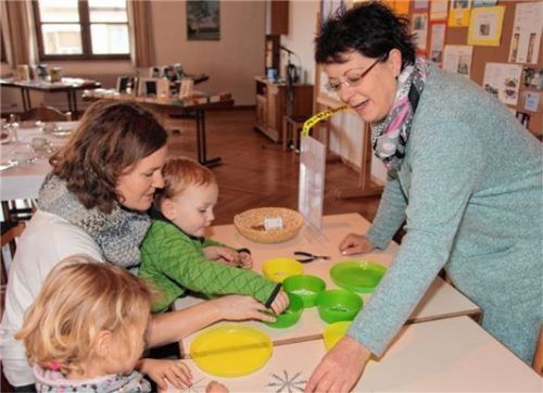 Basteln von Perlensternen im Kinderprogramm mit Christl Schwarzenbeck (stehend) vom „Kasterl Kunterbunt“. Foto münch
