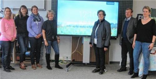Beeindruckt von der neuen Technik: Dem Elternbeirat der Grundschule Ramsau wurden die errungenen Nutzungsmöglichkeiten und Vorteile präsentiert.Foto rude
