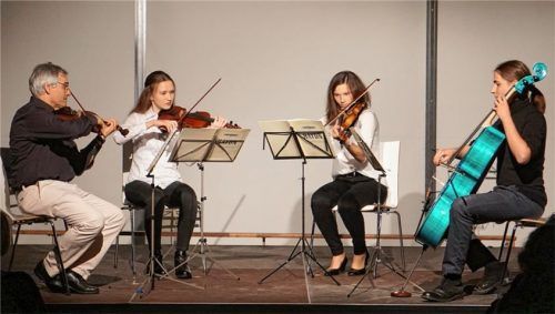 Beeindruckte durch sein harmonisches Zusammenspiel: das Streichquartett des Karolinen-Gymnasiums mit (von links) Rainer Heilmann-Mirow (Leitung), Melissa Karsten (Q11), Lucia Betz (Q11) und Konstantin Schiller (Q12).Foto re