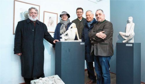 Begeistert von den ausgestellten Werkstücken der Bildhauerin Marianne Lüdicke (von links): Alfred Schelhas, Dritter Bürgermeister, Anne-Marie Jardry aus Graulhet, Bürgermeister Jürgen Seifert, Zweiter Bürgermeister Hans-Jürgen Schuster und Kreisheimatpfleger Karl J. Aß. Fotos  Berger