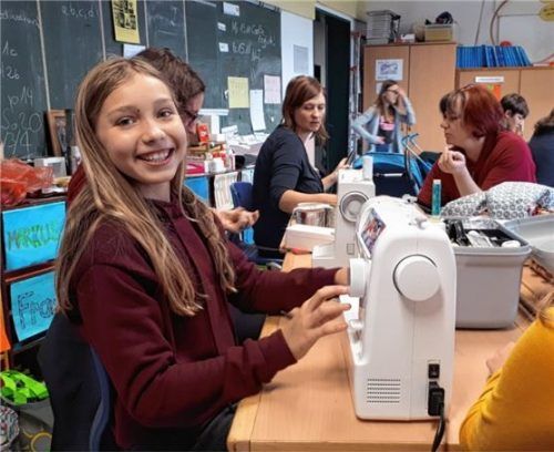 Begeisterte Schüler beim gemeinsamen Bastelnachmittag. Foto Eder