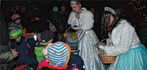 Begeisterung bei den Kindern über den Besuch der Eiskönigin im Adventsgarten. Foto re