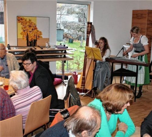 Bei adventlichen Klängen von Franziska Hamberger (hinten links) und Marlene Stadler verbrachte der VdK-Ortsverband ein paar unbeschwerte Stunden. Foto  Strim