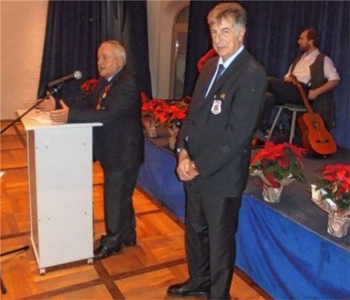 Bei der Adventsfeier: Vorsitzender Rudolf Hötzel (links) und der Zweite Vorsitzende Franz Polland bedanken sich für die treue Verbundenheit zum Verein. Foto re