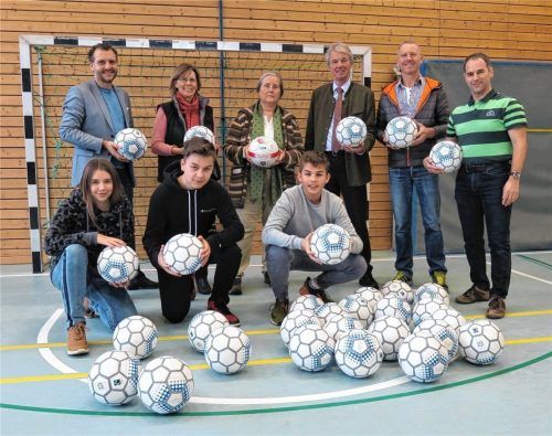 Bei der Ballübergabe dabei (hinten von links): Schulleiter Matthias Wabner, Elisabeth Geßner und Anita Fuchs (städtische Steuerungsgruppe), Bürgermeister Felix Schwaller, Sporthändler Christian Zoss, Sportlehrer Richard Remmelberger und die Schülervertreter (vorne von links) Emelie Burgemeister, Niklas Hogeboom und Luis Kraus.Foto baumann