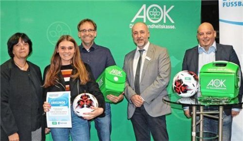 Bei der Ehrung: Cornelia Richter (Spielleitung Juniorinnen Bezirk, von links) Stefanie Klust, Günther Klust (Trainer U17 VfL Waldkraiburg), Fritz Büchler, Bereichsleiter VZB der AOK-Direktion München und Joachim Fuchs, Bezirksjugendleiter BFV.Foto re