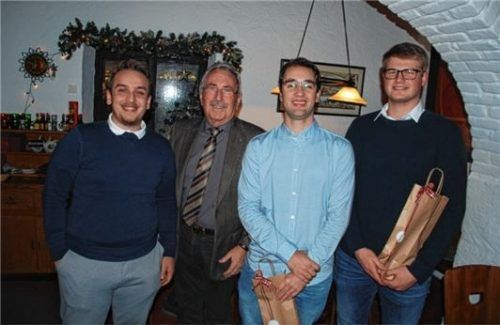 Bei der Ehrung der Kammersieger (von links): Serkan Aydin, Landrat Georg Huber, Martin Weber und Kilian Ober. Foto  Bauer
