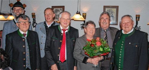 Bei der Ehrung durch den Landkreis (von links): Josef Speer, Anton Wolf, Ludwig Keilhacker, Günter Hargasser, Klara Maria Seeberger, Landrat Georg Huber und Franz Langstein. Foto  Bauer