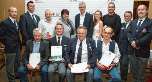 Bei der Ehrung (hintere Reihe von links): Technischer Leiter Benjamin Pukropsik, Vorsitzender der Stefan Linhuber sowie die Geehrten Werner Stocker und Maria Linhuber und neben Bürgermeister Philipp Bernhofer Christin Andrielis sowie Florian Hanol. Es gratulierten (rechts) Florian Bickert (stellvertretender Technischer Leiter) und Carsten Fischer (Vorsitzender der Kreiswasserwacht). Sitzend von links: die ausgezeichneten Manfred Schaber, Stefan Rotter, Norbert Klauck und Andreas Rupp.Foto berger