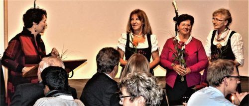 Bei der Ehrung mit geistlicher Beirätin (von links) Edith Heindl (am Pult) für die drei Vorsitzenden: Maria Hirn (ab 2018), Angelika Dettendorfer (2005 bis 2013) und Lisbeth Pichler (1989 bis 2005). Claudia Schneider (2014 bis 2017) fehlt.Foto thümmler