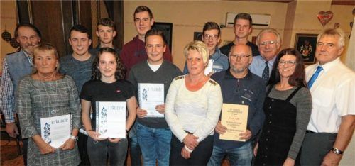 Bei der Ehrung, von links: Bürgermeister Sebastian Winkler, Gerti Weichselgartner, Christian Schmid, Andrea Schmid, Korbinian Leserer, Jonas Brunnmeier, Michael Höllbauer, Sieglinde Ortmaier, Alexander Matzinger, Manuel Schmid, Franz Lohr, Kreisvorsitzender Erwin Zeug, Elke Leserer und Karl Bischof. Foto  Jaensch