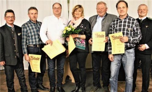 Bei der Ehrung (von links): Helmut Perzlmeier, Rudolf Hiermer, Klaus Erber, Sonja Heiß-Frankl, Georg Thalmeier, Otto Oswald, Erich Jungwirth.Foto  Hirschberger