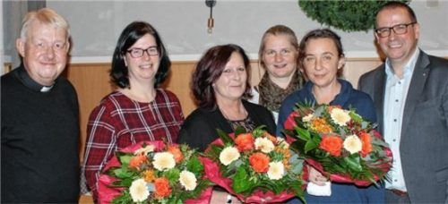 Bei der Ehrung: (von links) Stadtpfarrer Roland Haimerl, Christiane Karademir, Gisela Hochwimmer, MAV-Vorsitzende Antje Kneifel-Erd, Natalie Perschl und Geschäftsführer Richard Stefke.Foto  re