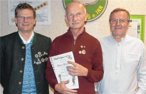 Bei der Ehrung: Zweiter Gauschützenmeister Reinhard Priller (von links), Max Wiethe und FSG-Schützenmeister Richard Wimmer.Foto Bachmaier