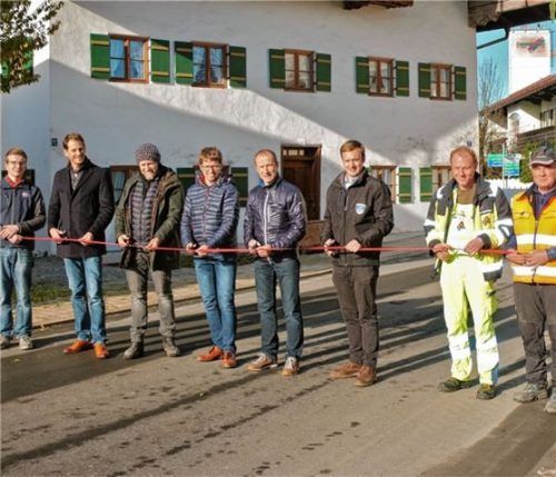 Bei der offiziellen Freigabe der sanierten Straße (von links): Georg Frank und Helwig Falch von der Swietelsky Bau GmbH, Martin Karhausen und Martin Staller (IB Staller), Bürgermeister Thomas Kamm und Bauamtsmitarbeiter Franz Biermeier, Robert Haßlberger (EVA) und Baustellenleiter Gebhard Maier (SWIE).Foto re