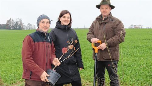 Bei der Pflanzaktion von links: Stellvertretender Vorsitzender des LPV Mühldorf Dr. Andreas Zahn, Geschäftsführerin LPV Mühldorf Elisabeth Knapp und Jäger Michael Spranger.