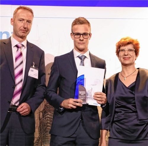 Bei der Preisverleihung: (von links) Jochen Steinbauer, Vorsitzender VDE-Bezirksverein Nordbayern, Michael Freiberger und Petra Friedrich, Vorsitzende VDE-Bezirksverein Südbayern. Foto rimo-design