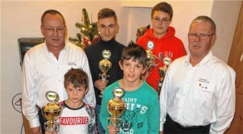 Bei der Preisverleihung (von links): Jugendreferent Michael Hoffmann, Luca Rauschenbach, Niklas Schenk, Justin Rauschenbach, Florian Kopfmüller und NAC-Vorsitzender Richard Baumann. Foto jaensch